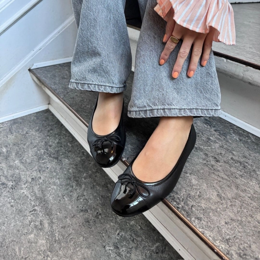 LIKE MOVING - PATENT TOE - Black patent