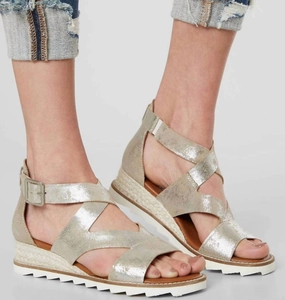 Qu Aint Sandal In Gold
