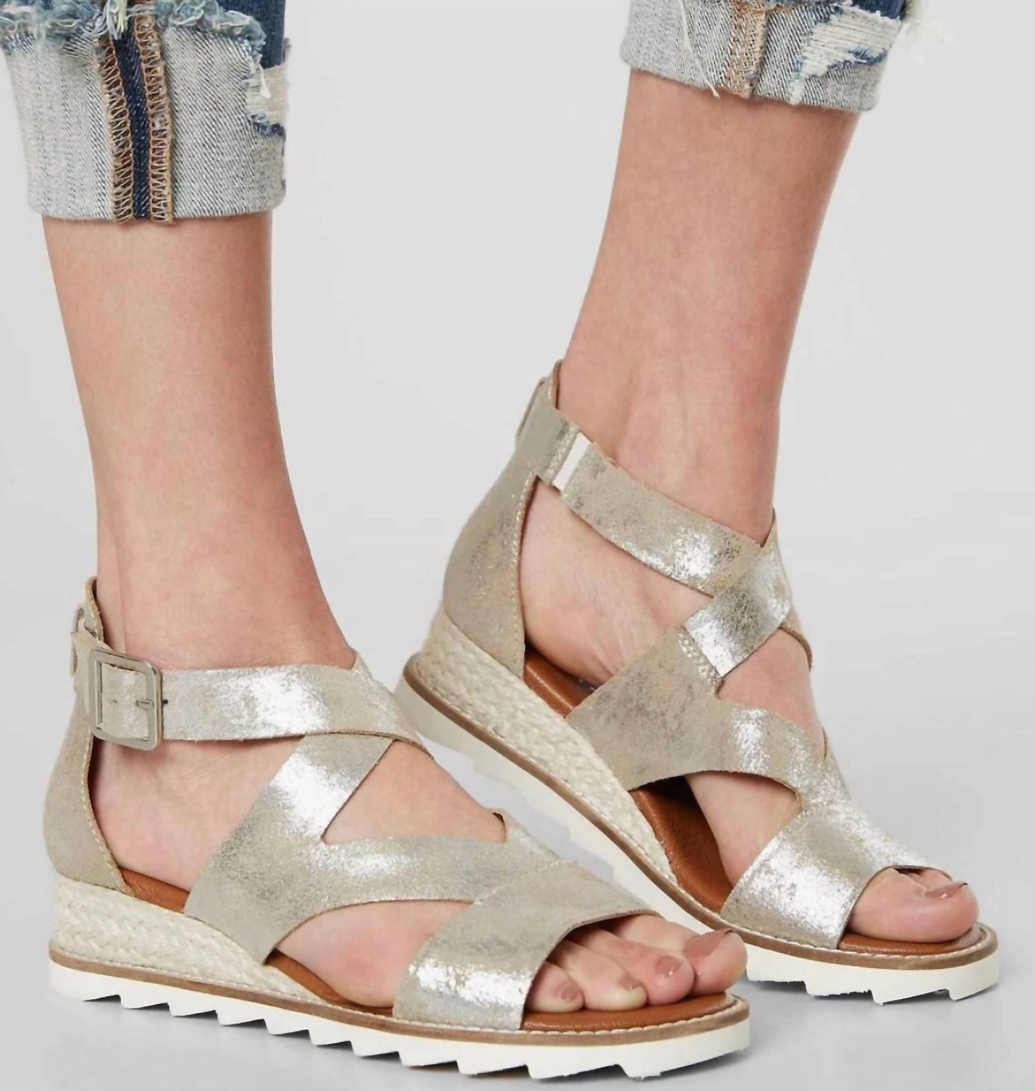 Qu Aint Sandal In Gold