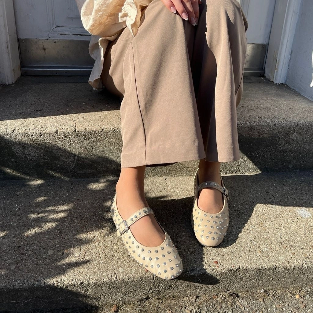 THE LOVELY MOVE - BEIGE