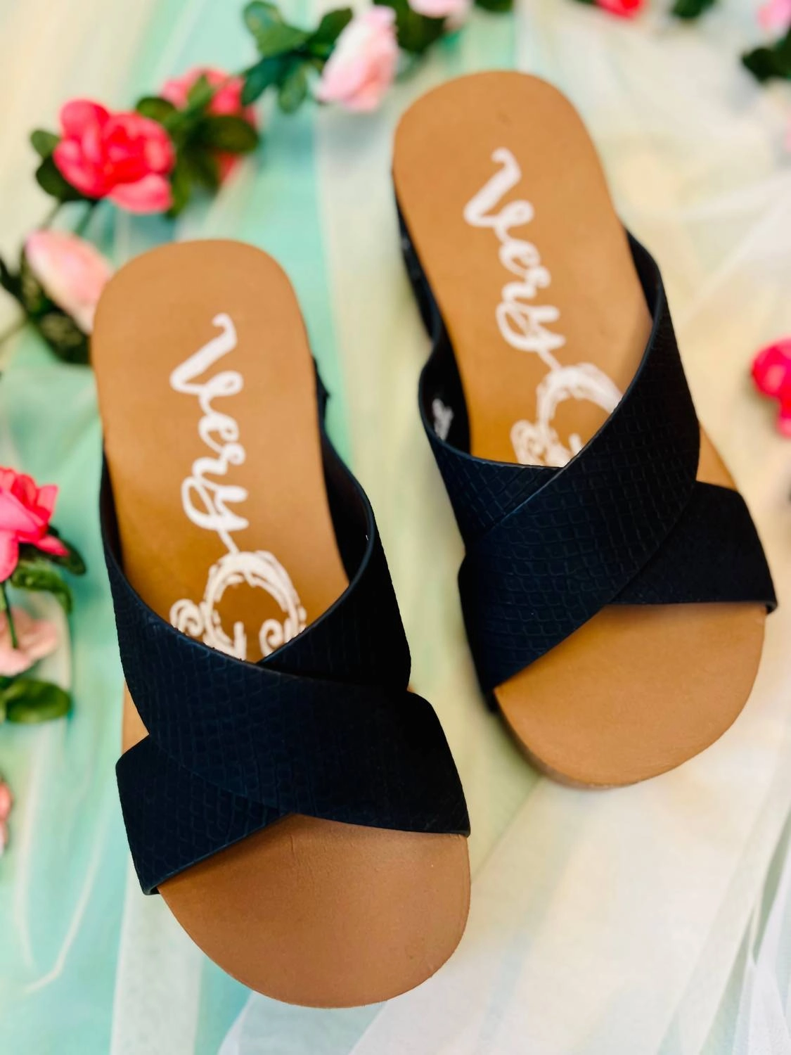 Women's Crossed Paths Sandals In Black