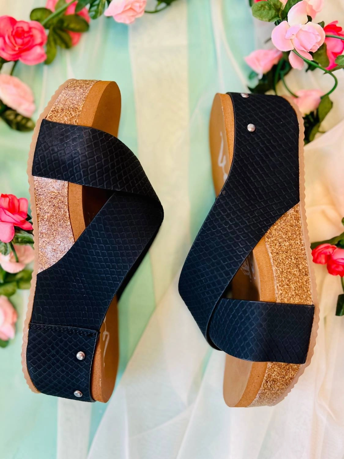 Women's Crossed Paths Sandals In Black